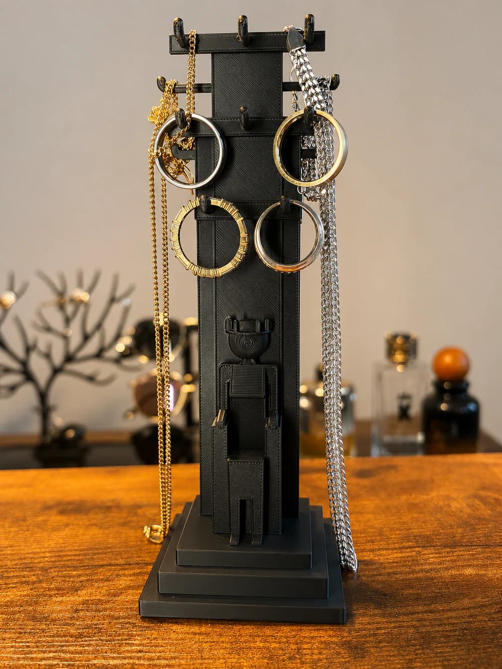Présentoir noir Queen of jewellery avec colliers et bracelets